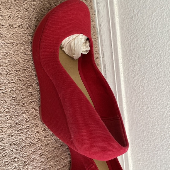 Used them only once at the house.  It is basically new, very comfortable. - Picture 3 of 6